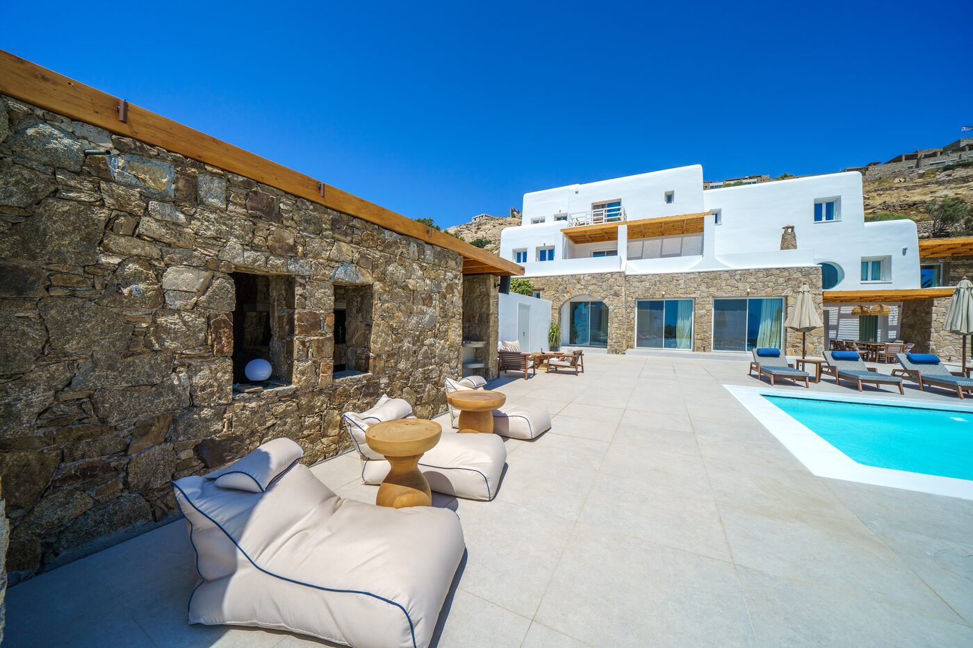 Stone wall, daybed and pool on the Primadonna terrace