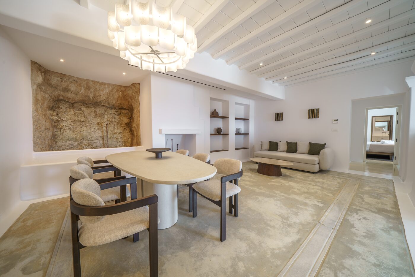 Villa Primadonna dining room with an oval table and chandelier