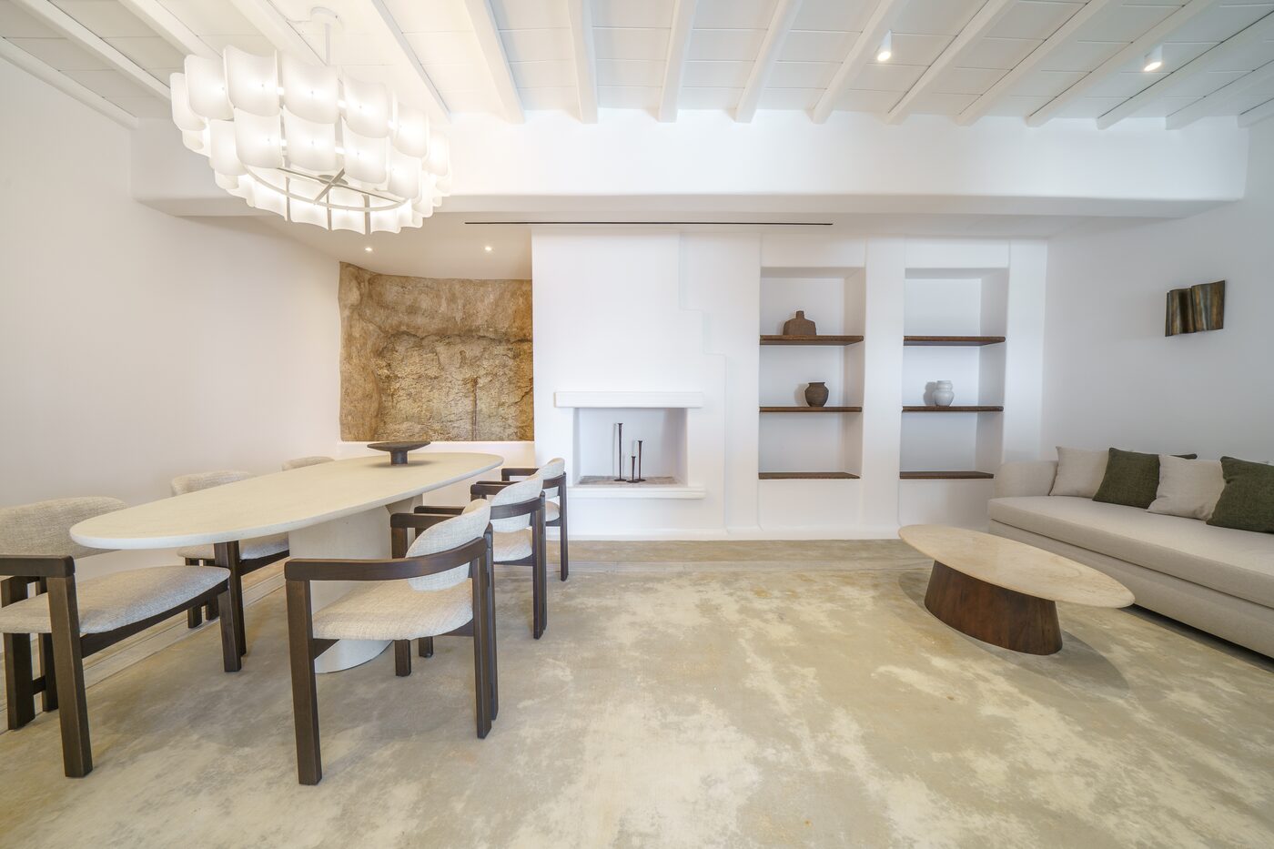 Villa Primadonna dining room with an oval table and statement chandelier