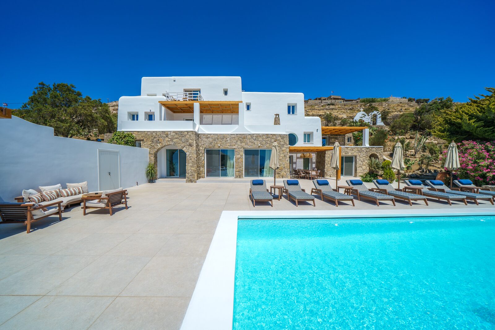 Mykonos vs Santorini: Which Greek Island Should You Choose?